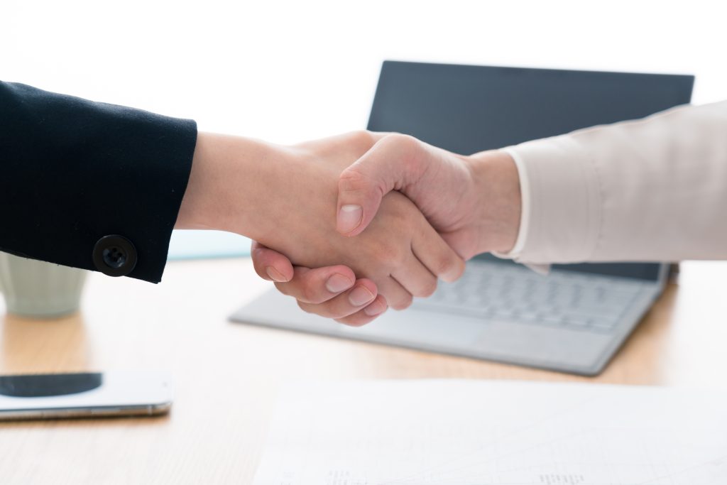 お客様のWeb担当者として握手