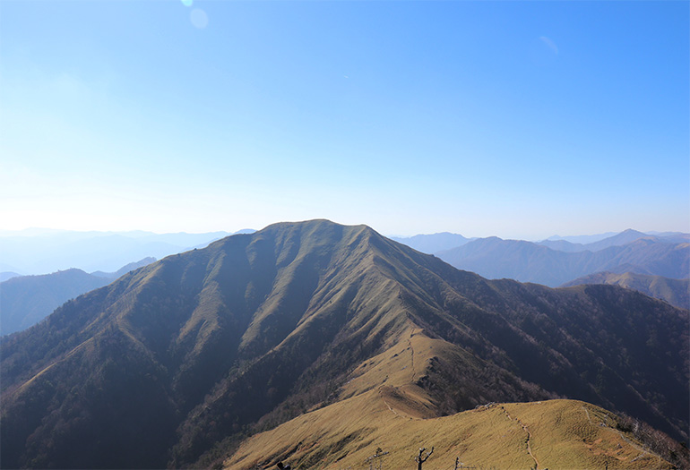 徳島県の剣山(1,955m)での一枚です。途中までバスが出ており初心者でも登りやすいです。